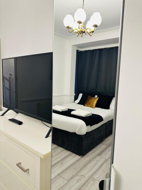 Bed, TV and multimedia, Photo of the whole room, Bedroom, wardrobe