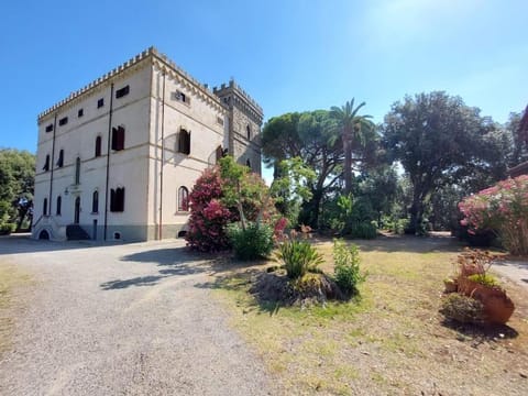 Property building, Garden, Garden view, Parking