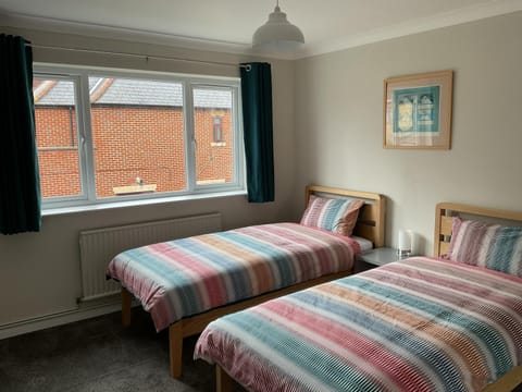 Large 2-bedroom maisonette with free parking Condo in Twickenham