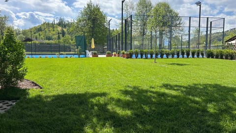 Tennis court, Garden view