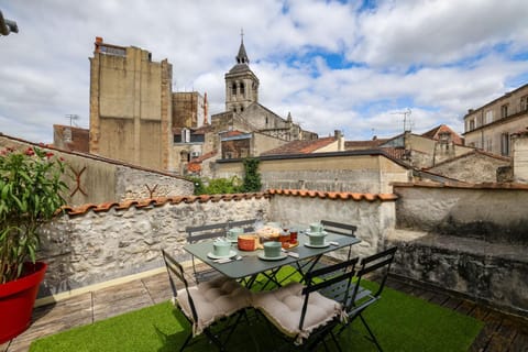 Patio, Day, Balcony/Terrace, Dining area, Landmark view