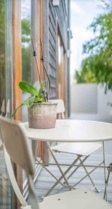 Beautiful garden apartment with private patio and garden view Condo in Dublin