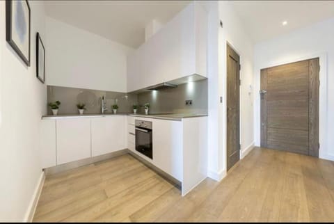1 bed Apartment with parking & GYM Apartamento in Slough