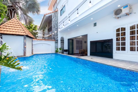 Property building, Day, Pool view, Swimming pool