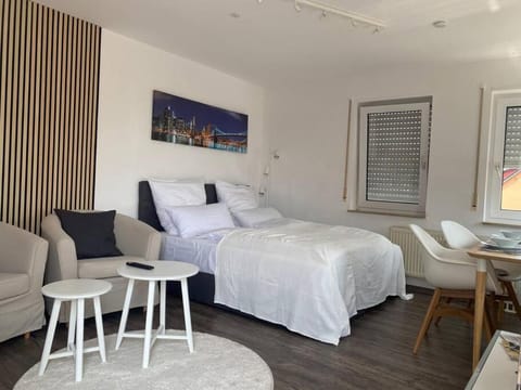 Hübsche Wohnung mit Balkon für 1-2 Personen - Einzelbetten Condo in Pforzheim