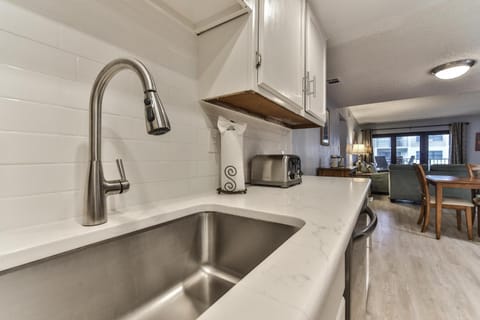 Lovely 2 Bedroom 2 Bath Castle Reef Condo Apartment in Edgewater