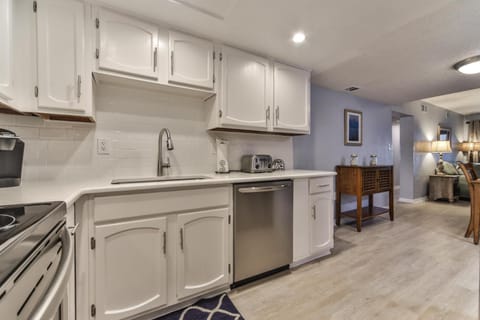 Lovely 2 Bedroom 2 Bath Castle Reef Condo Apartment in Edgewater