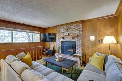 Rimforest Retreat with Fireplace and Mountain Views! Maison in Rimforest
