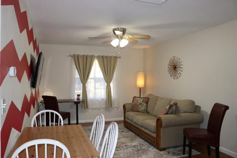 Hidden Ruby-Apartment with Kitchen and Laundry Apartment in Lakeland