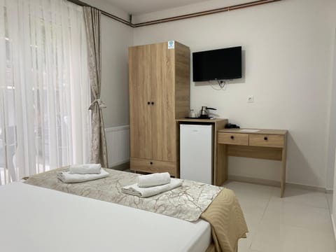 Bed, TV and multimedia, Bedroom