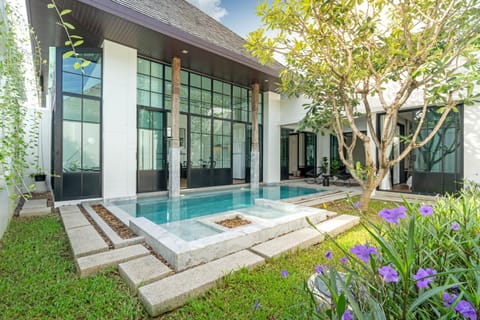 Exquisite Asian Fusion: 3BR Pool Mono Villa 10 Chalet in Choeng Thale