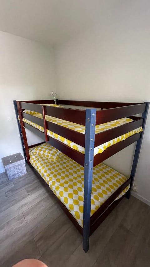 Bedroom, bunk bed