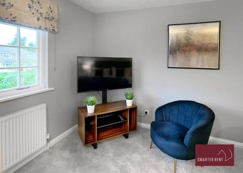 Weybridge - 4 Bedroom Home - Driveway & Garden Condo in Weybridge