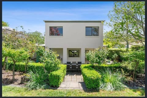 Modern & Perfect Location in Parliament triangle Villa in Canberra