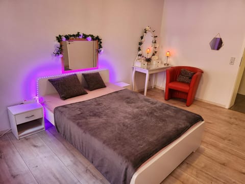 MD- Bukau Günstige 1 oder 2 e c h t e Schlafzimmer mit extra Küche u Bad für relax und verliebte von 18 bis 99 Jahre Condo in Magdeburg