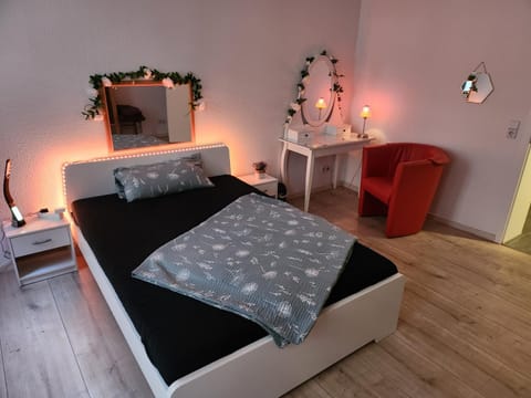 MD-City, bes chic, DZ- Queensize Bett oder DZ- Romantik Zimmer französisches Doppelbett oder beides gms Küche und Bad für Relax oder verliebte von 18 bis 99 Jahre Apartment in Magdeburg