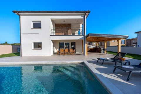 Patio, Pool view, Swimming pool, sunbed