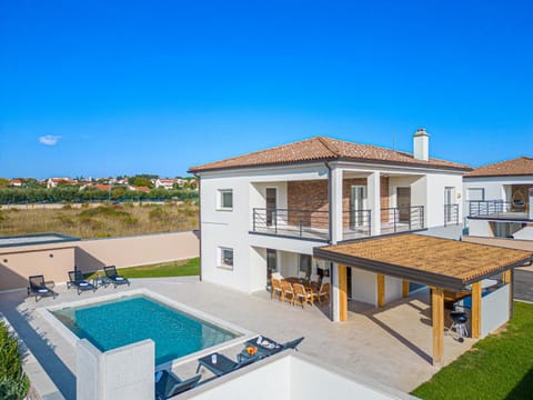 Property building, Day, Pool view, Swimming pool, sunbed