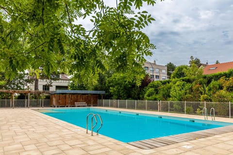 GuestReady - Serene Refuge with a shared pool Eigentumswohnung in Saint-Cloud