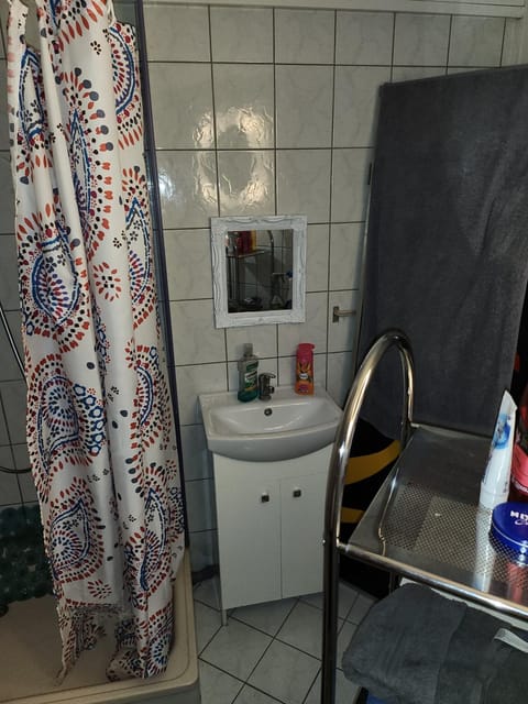 FeWo HALLE, EG, Relax- Oase, 1- 3 separate Schlafräume möglich, TV-Wohn- Sitzbereich, extra Küche, extra Bad, günstig und gut Apartment in Halle Saale