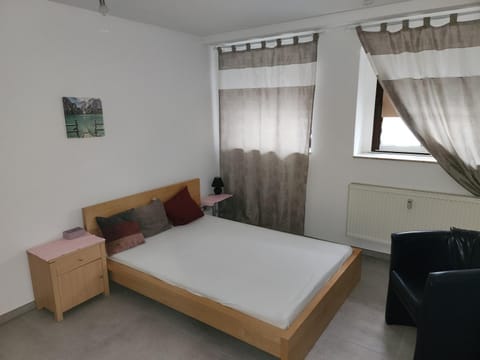 FeWo HALLE, EG, Relax- Oase, 1- 3 separate Schlafräume möglich, TV-Wohn- Sitzbereich, extra Küche, extra Bad, günstig und gut Apartment in Halle Saale