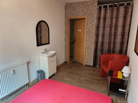 FeWo HALLE, EG, Relax- Oase, 1- 3 separate Schlafräume möglich, TV-Wohn- Sitzbereich, extra Küche, extra Bad, günstig und gut Apartment in Halle Saale