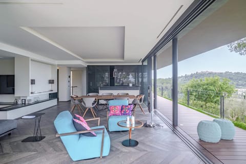 Patio, Communal lounge/ TV room, Day, Natural landscape, TV and multimedia, View (from property/room), Balcony/Terrace, Living room, Seating area, Dining area, Mountain view