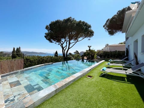 Pool view, Swimming pool, sunbed