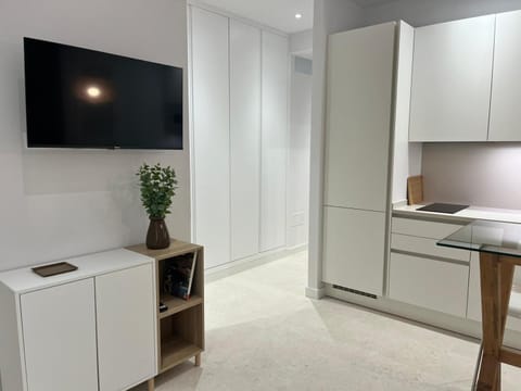 TV and multimedia, Kitchen or kitchenette, wardrobe