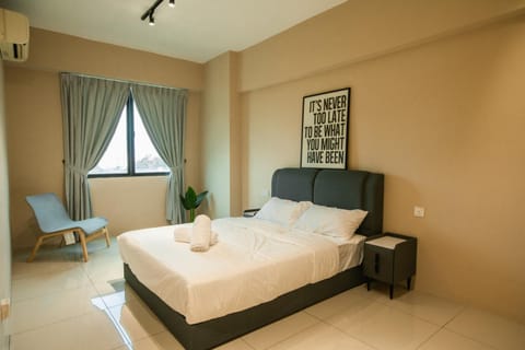 Bed, Photo of the whole room, Seating area, Bedroom, River view, towels