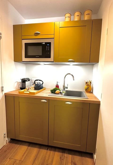 Kitchen or kitchenette, minibar