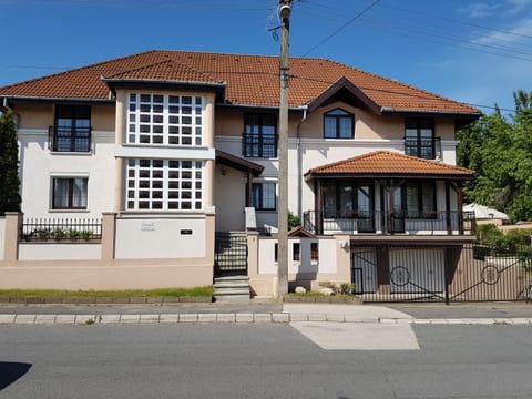 Villa Szófia Alojamiento y desayuno in Siófok