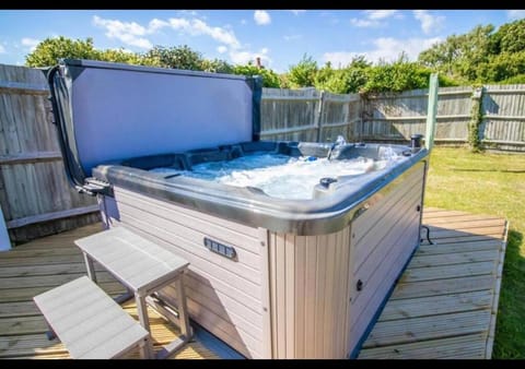 Garden, Hot Tub