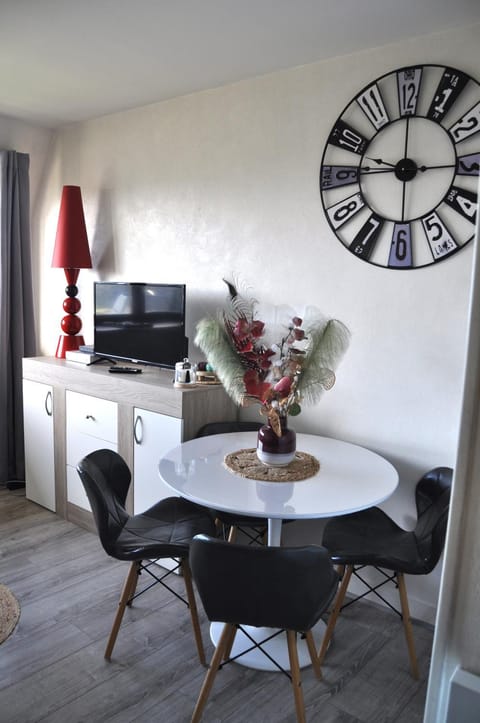 TV and multimedia, Seating area, Dining area