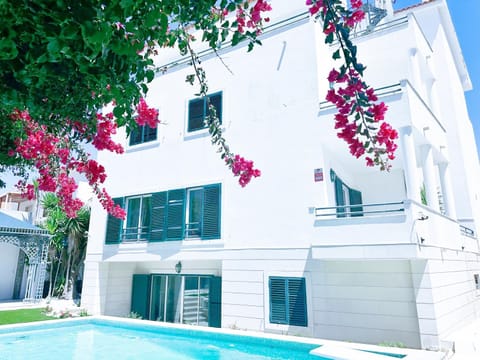 Property building, Day, Pool view, Swimming pool