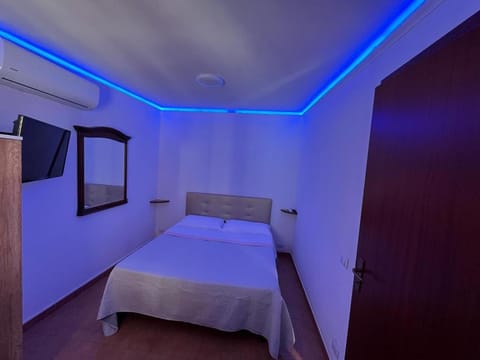 Bed, TV and multimedia, Bedroom