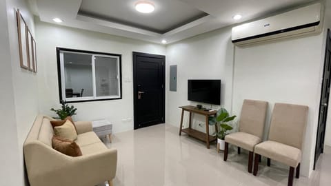 Communal lounge/ TV room, TV and multimedia, Living room, Seating area, Evening entertainment, air conditioner