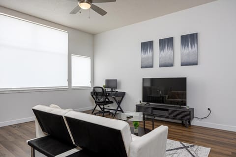 Modern 1B Loft near Downtown with King Bed, Workstation, Fast Wi-Fi Condo in Salt Lake City
