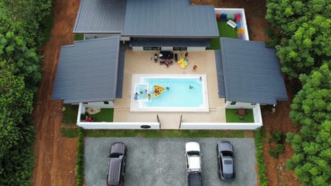 Property building, Patio, Day, Bird's eye view, Garden, Garden view, Pool view, Swimming pool, sunbed