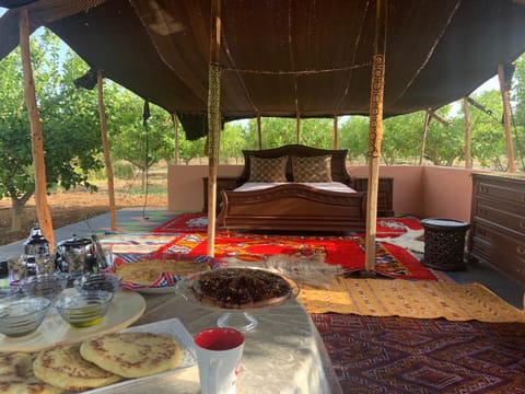 Living room, Food and drinks, Food, Garden view