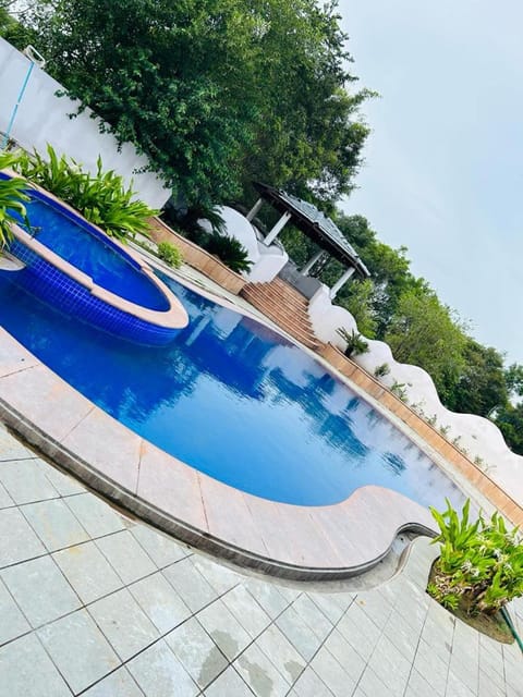 Pool Jacuzzi Dreams by Luxaura Villa in Jaipur