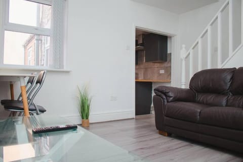 Nicely made relaxing 4 Bedroom near LFC Stadium House in Liverpool