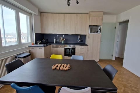 Kitchen or kitchenette, Dining area, minibar, pet friendly