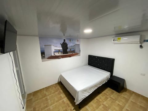 Bed, TV and multimedia, Photo of the whole room, Bedroom, air conditioner