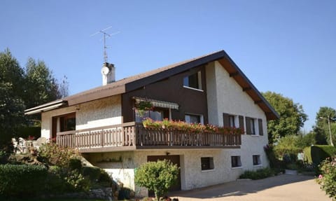 Saint-Jorioz Maison , vue montagnes, jardin clos , 8pers House in Haute-Savoie
