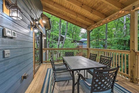 Sprawling Blowing Rock Escape with Theater and Hot Tub House in Watauga