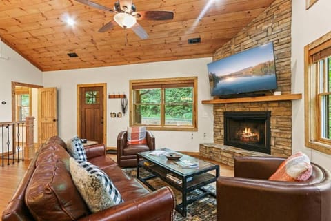 Beautiful Cabin with Hot Tub near Everything Haus in Watauga
