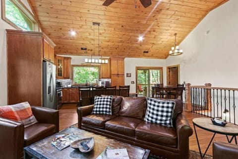 Beautiful Cabin with Hot Tub near Everything Maison in Watauga