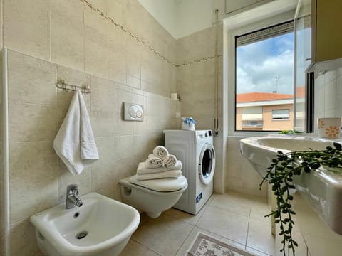 Toilet, Bathroom, bidet, towels, washing machine