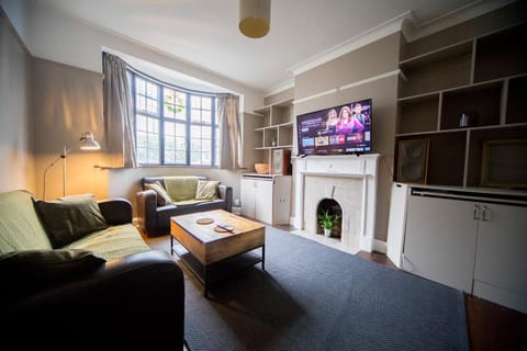 Communal lounge/ TV room, Living room, Seating area, Evening entertainment